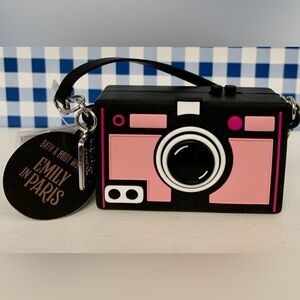 🆕📷 BATH & BODY WORKS EMILY IN PARIS  “VINTAGE CAMERA” POCKETBAC HOLDER. NEW!
